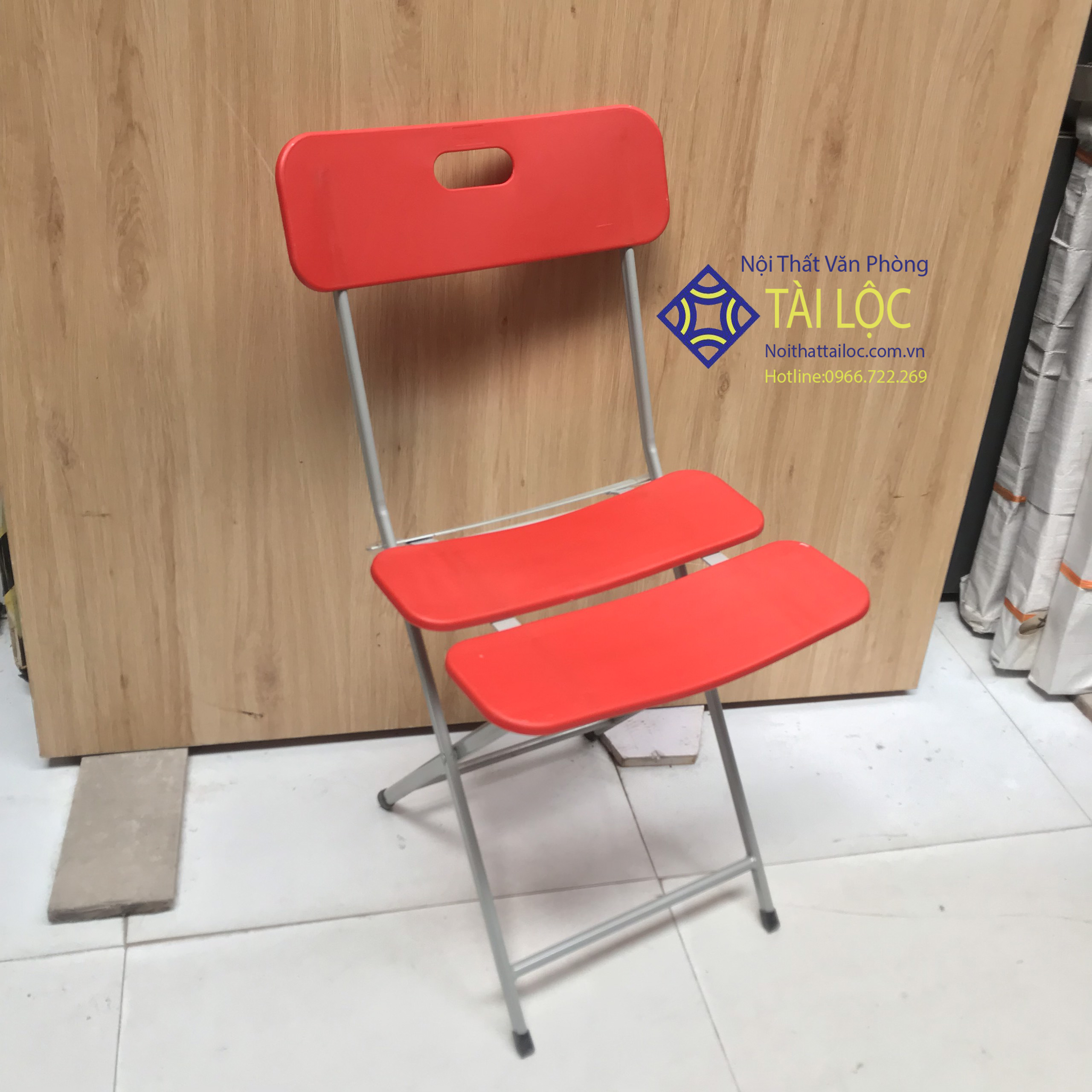 Ghế gấp ba lá màu đỏ